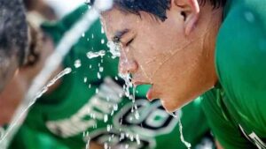 اگر بازیکنی در فوتبال گرمازده شد چه کنیم؟ (راهنمای کامل و علمی)